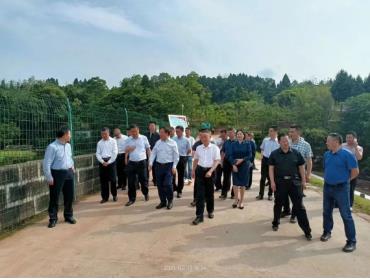 四川省人大常委會(huì)副主任楊洪波率隊(duì)現(xiàn)場(chǎng)考察滴水巖飲用水水源地治理